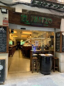 Restaurant Etiquette: Entrance of El Pintxo de Petritxol with outdoor seating and menu boards